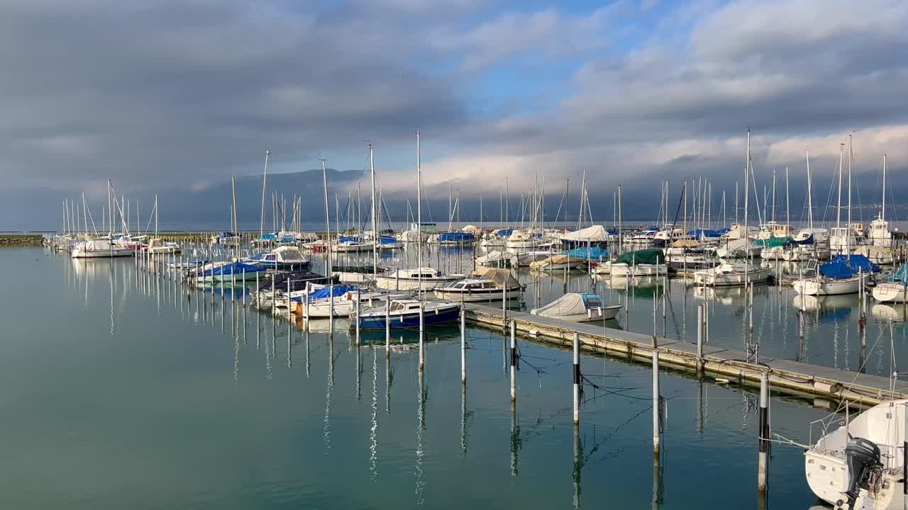 겨울 푸른 호수에 조용한 보트 - 스위스