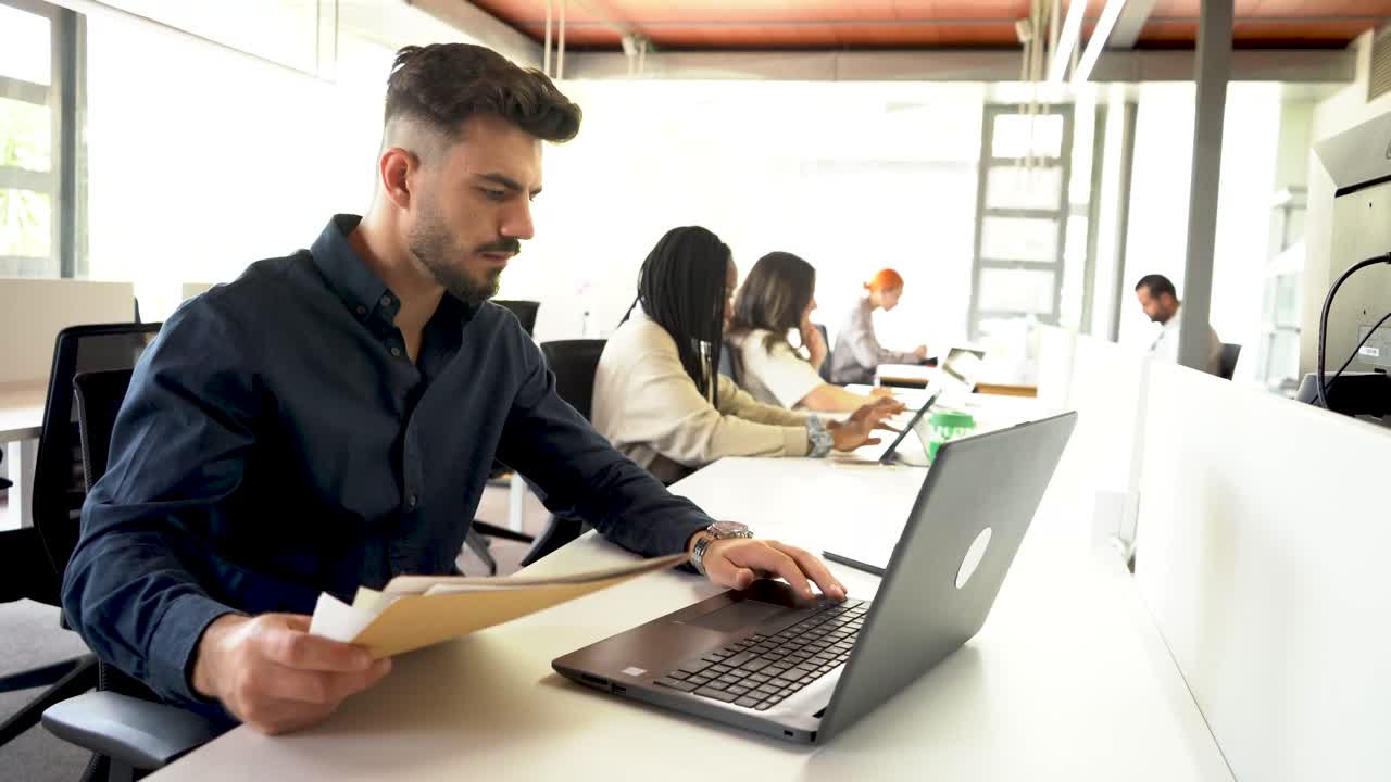 hombre que trabaja con documentos en la oficina