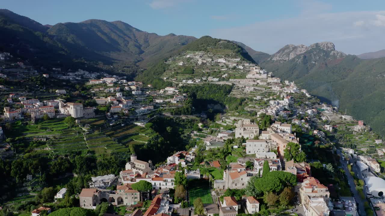 Veduta aerea della città di Ravello e delle colline terrazzate sulla Costiera Amalfitana, Italia.