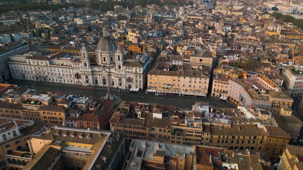drone che si allontana da piazza navona