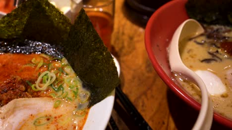 traditionelles tonkotsu ramen in 4k-aufnahmen, aufgenommen in tokio japan, japanisches essen in japan