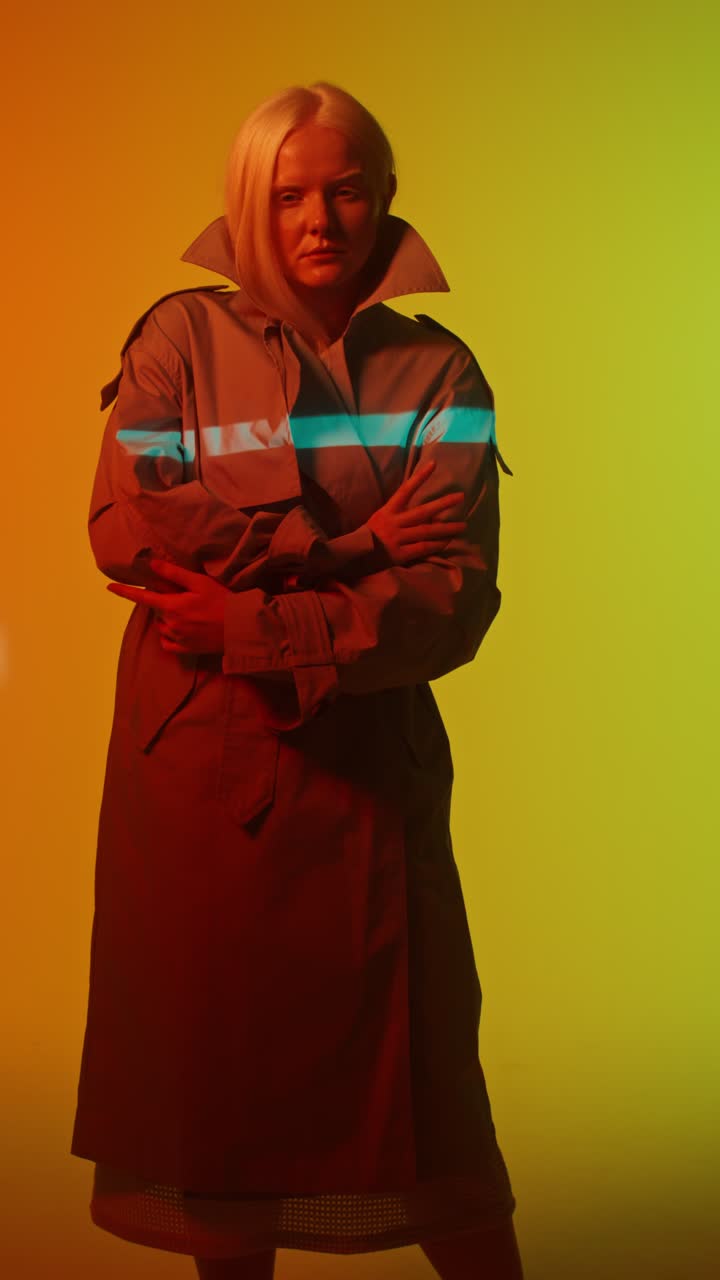 Donna con il cappotto da trincea