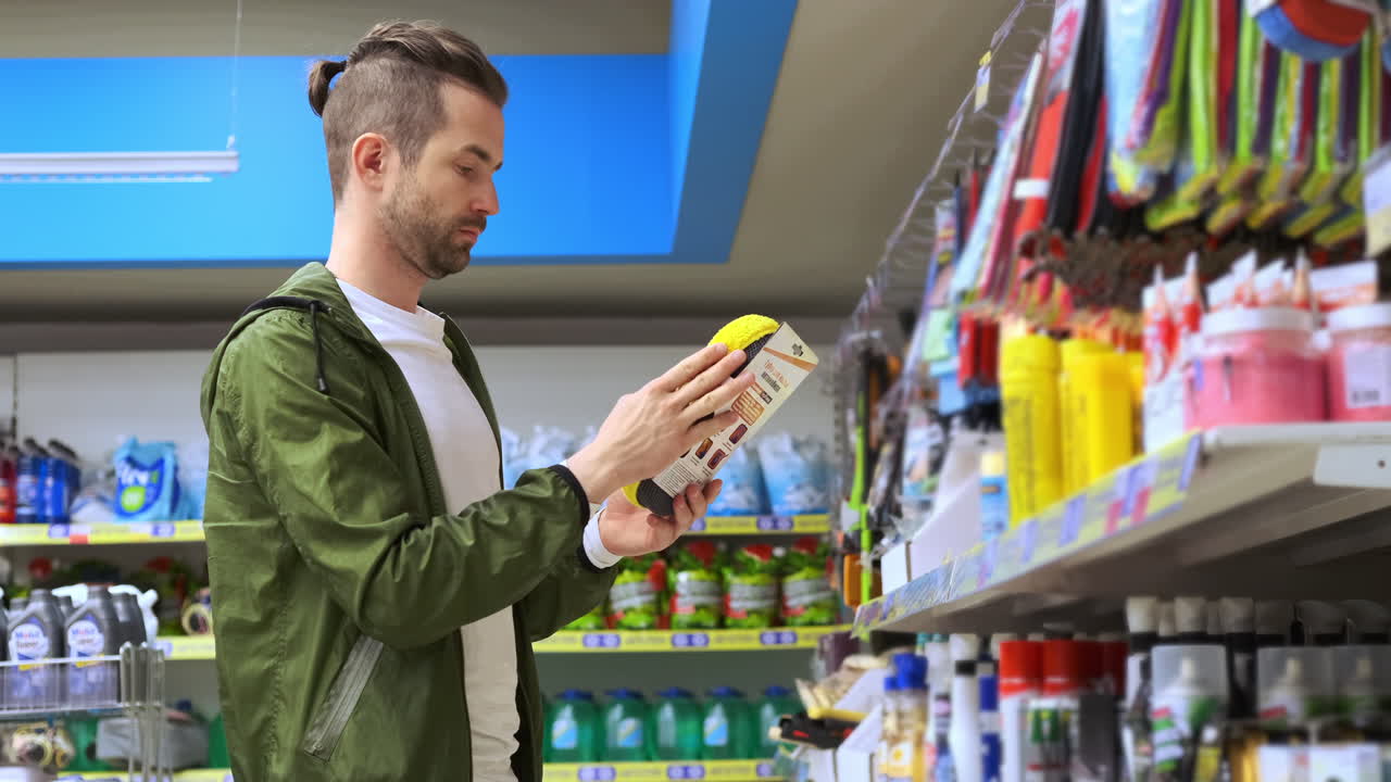 식료품 가게 에서 청소 용품 을 구입 하는 사람