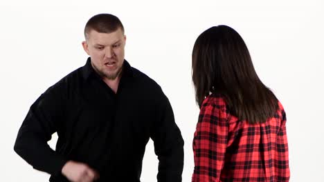 pareja discutiendo