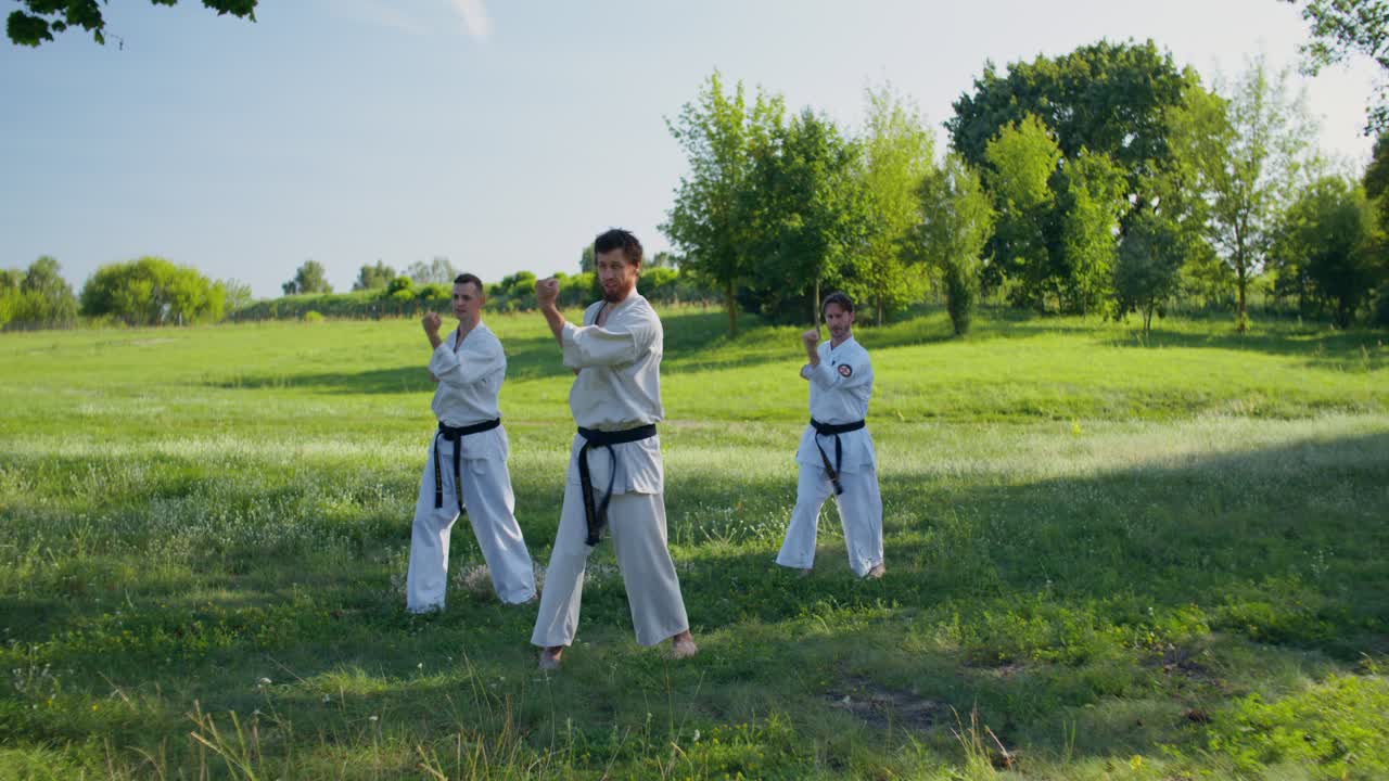 Sessão de treinamento de karatê ao ar livre