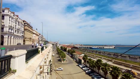 Vista-De-Las-Vías-Del-Tren-Y-La-Carretera-Al-Paseo-Marítimo-De-Argel