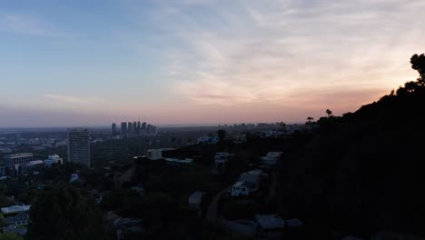 Toma-Aérea-Panorámica-De-La-Ciudad-Del-Siglo-Y-Las-Colinas-De-Beverly-Durante-La-Puesta-De-Sol