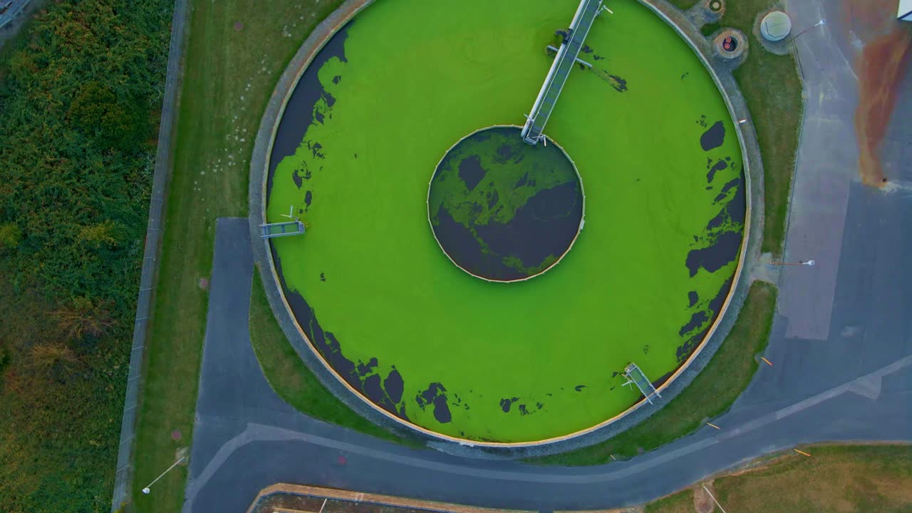 대도시의 더러운 하수 처리 시설, 공중 4k 비디오