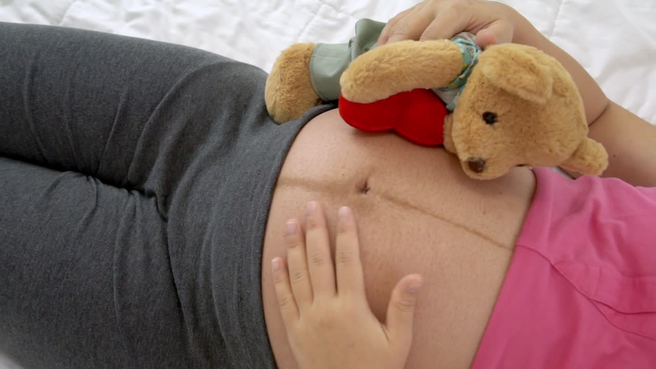 Donna incinta felice dorme sul letto in camera da letto