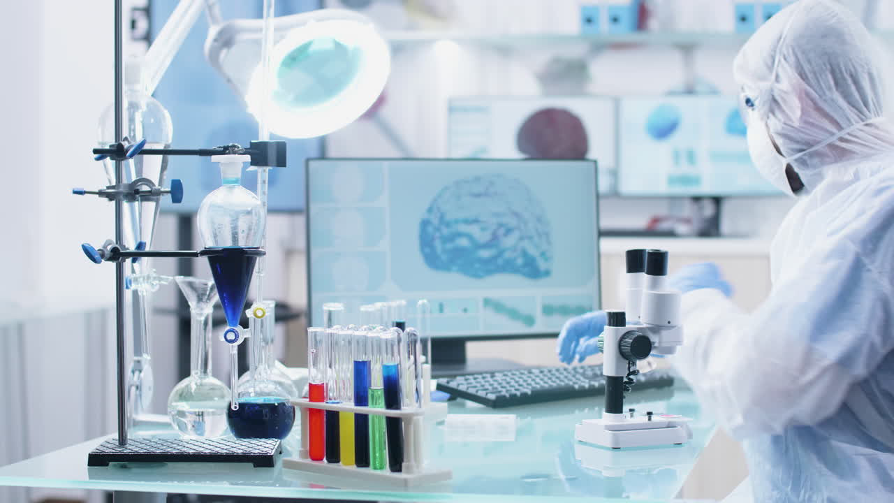 실험실에서 일하는 과학자