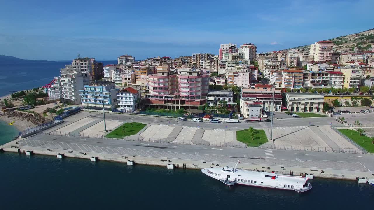 bonita toma aérea de la ciudad turística de sarande en la costa de albania 3