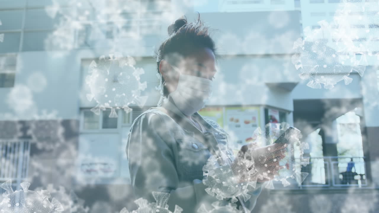 코로나 19 바이러스 세포의 애니메이션 스마트폰을 사용하여 얼굴 마스크를 착용하는 여성