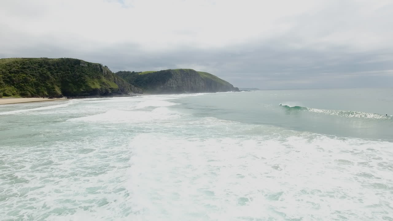 동런던 남아프리카 항공의 해안을 따라 서핑하는 서퍼들의 영화 같은 비행