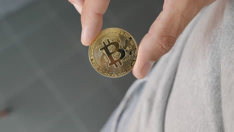 Goldene-Bitcoin-Wird-Angeschaut-Und-Dann-Abgelegt