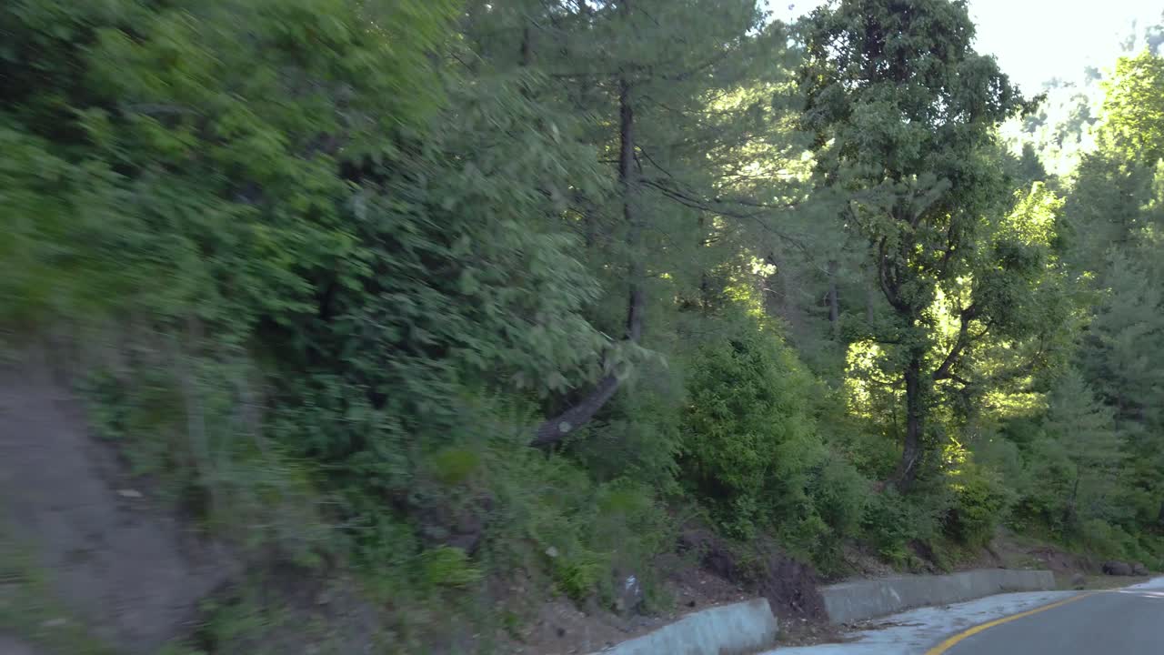 conduciendo en la cima de la montaña en azad kashmir