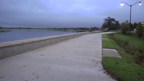 nubes sobre el lago tohopekaliga en kissimmee, florida