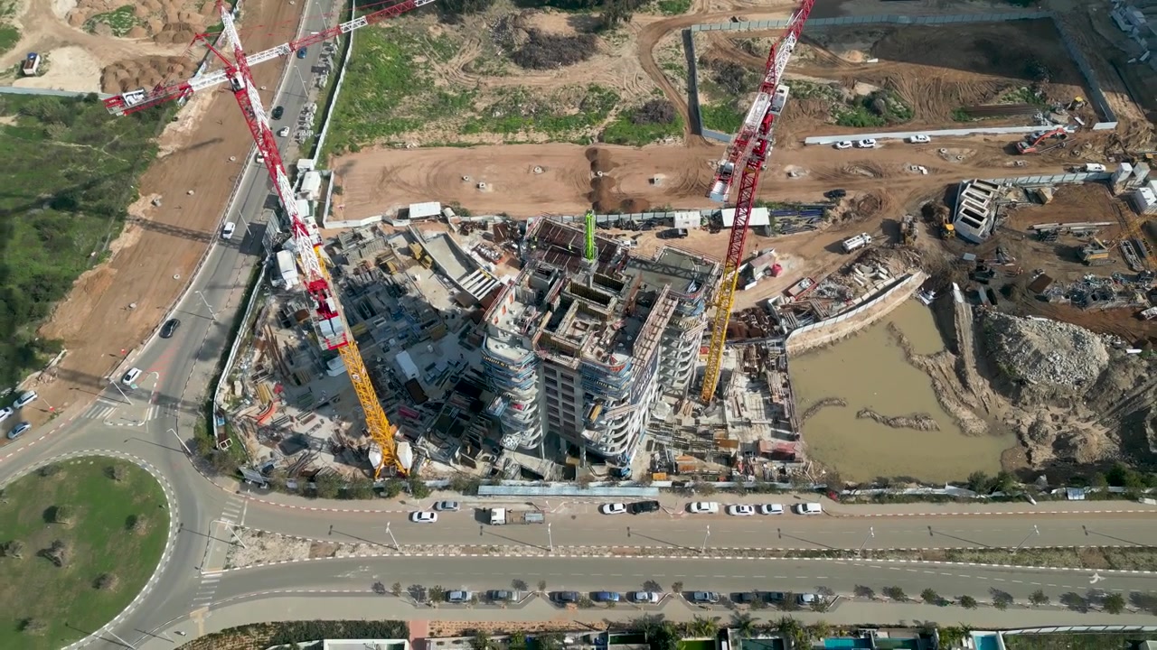 Pengembangan perkotaan Kota Bat Yam, Israel, dari pandangan mata burung, video drone 4K.