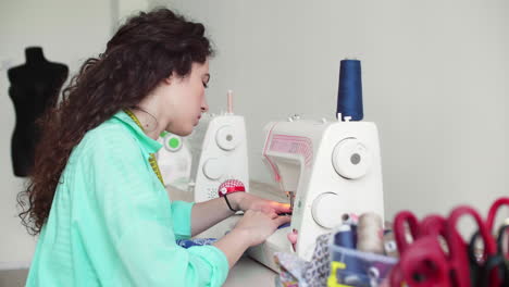 costurera usando la máquina de coser.