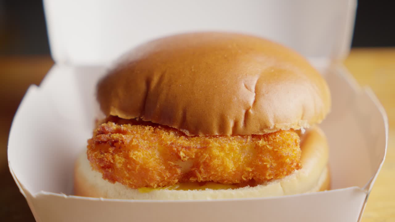 마요네즈와 치즈를 은 부드러운 에 긴 생선 햄버거를 드러내는 클로즈업