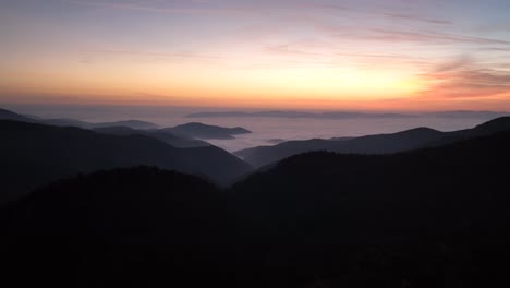 空中電影場景,山上有日落,被霧覆蓋