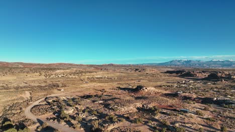 Aerial-View-Of-Moab-Mountain-Range-And-Desert-Landscape-On-A-Suny-Day-In-Utah,-USA