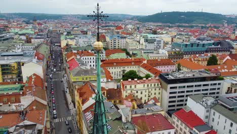 Vista-Del-Campanario-De-La-Iglesia-En-El-Centro-De-Praga,-República-Checa