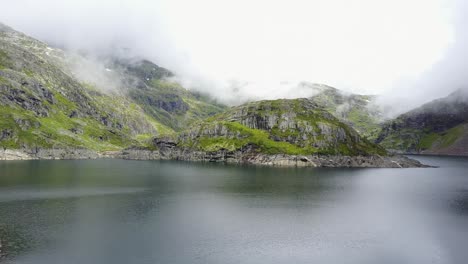 volando sobre un lago hacia una isla llena de vegetación en las montañas noruegas