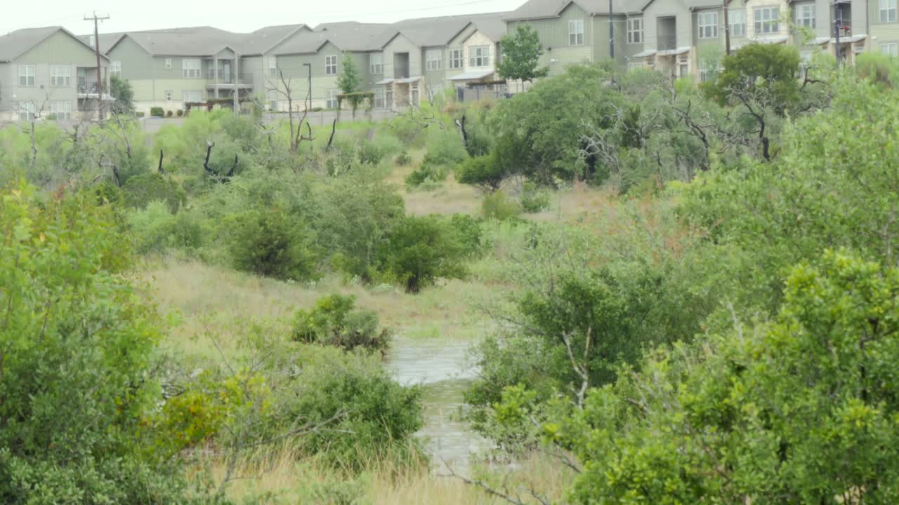 parque inundado después de fuertes lluvias