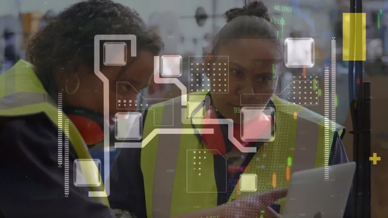 Animação de processamento de dados e placa de circuito sobre trabalhadoras birraciais usando tablet.
