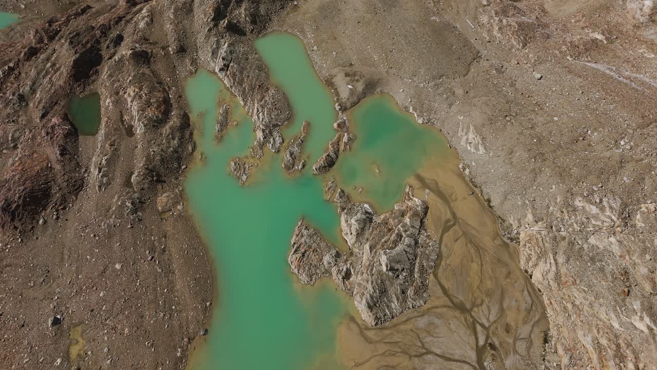 lago glacial verde y glaciares en la montaña cima fontana durante la temporada de verano, valmalenco en italia