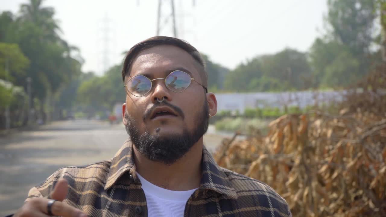 hombre caminando en la calle con ropa de moda mirando gángster a cámara lenta caminata intensa mirando a la derecha