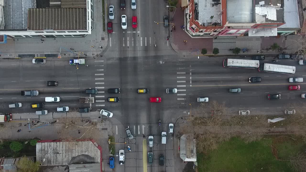 animada intersección de la ciudad con diversos vehículos y peatones, nublado buenos aires, vista aérea