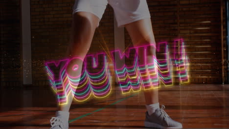 animación de usted ganar texto sobre jugador de baloncesto biracial jugando