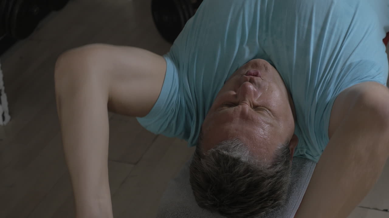 오버 가 운동으로 피곤한 남자의 클로즈업