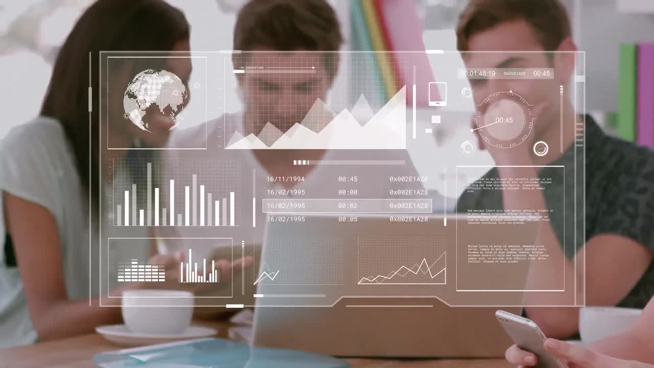 animación del procesamiento de datos sobre diversas personas que usan portátiles.