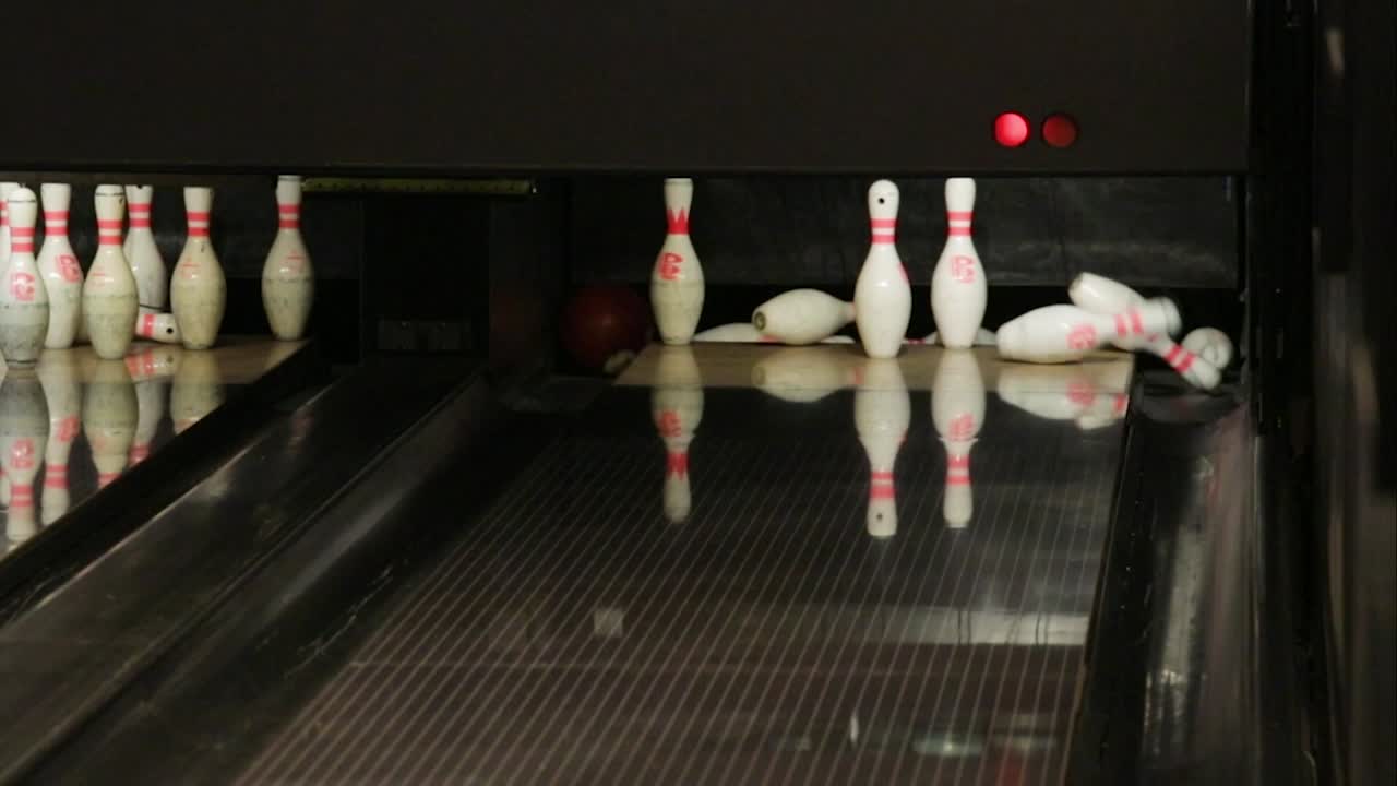 Bowlingová koule kutálející se po dráze a srážející kuželky – Fitler Club, Filadelfie, PA