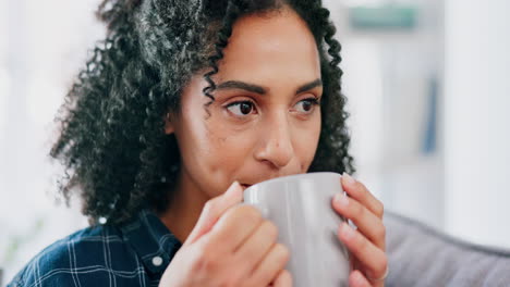 mujer feliz, en casa y pensando con café