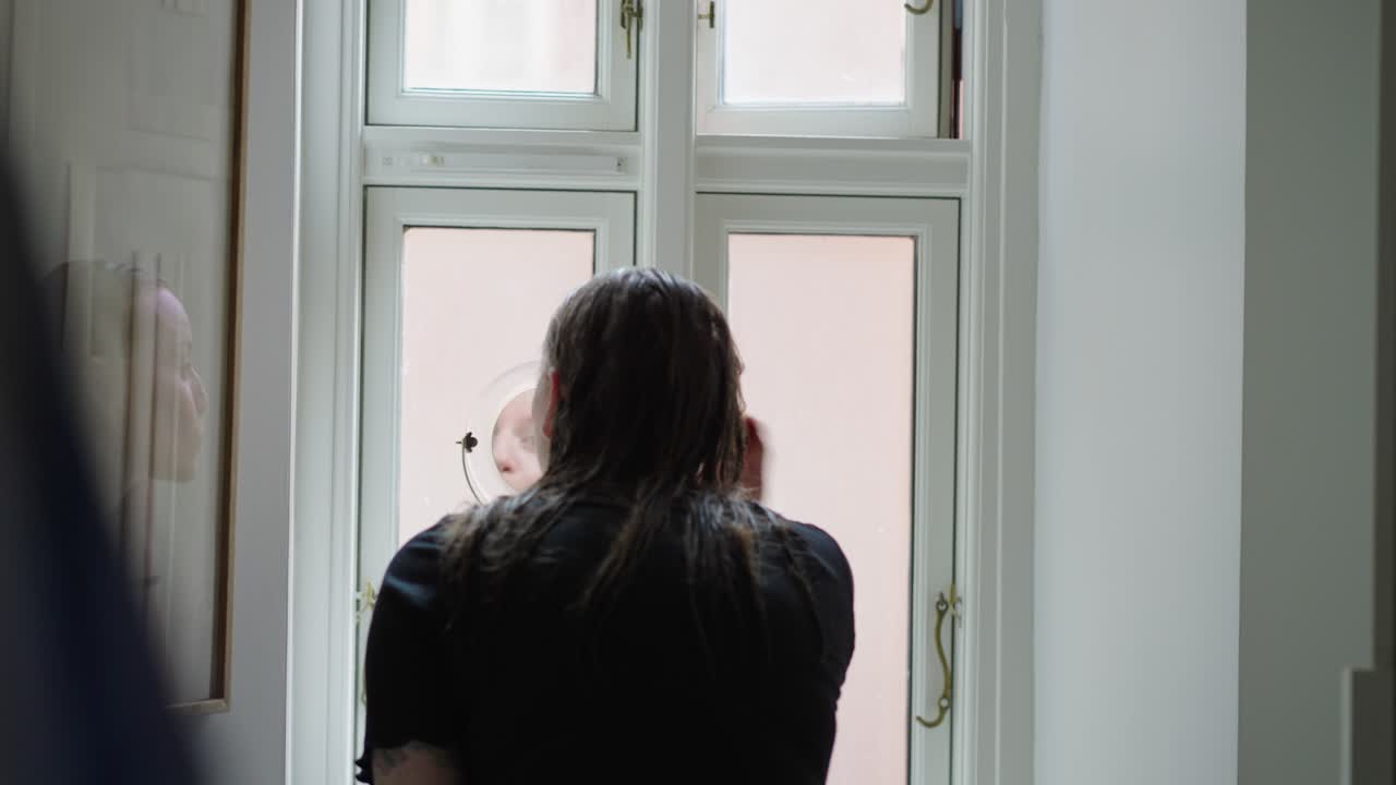 experimentar la rutina de belleza matutina de una mujer caucásica de 37 años, filmada desde atrás