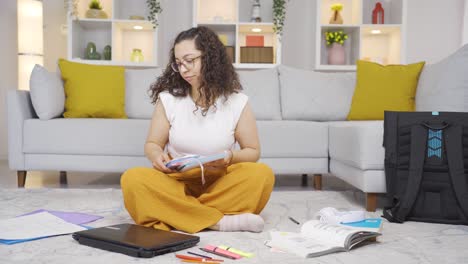 una estudiante infeliz llegando a su escritorio.