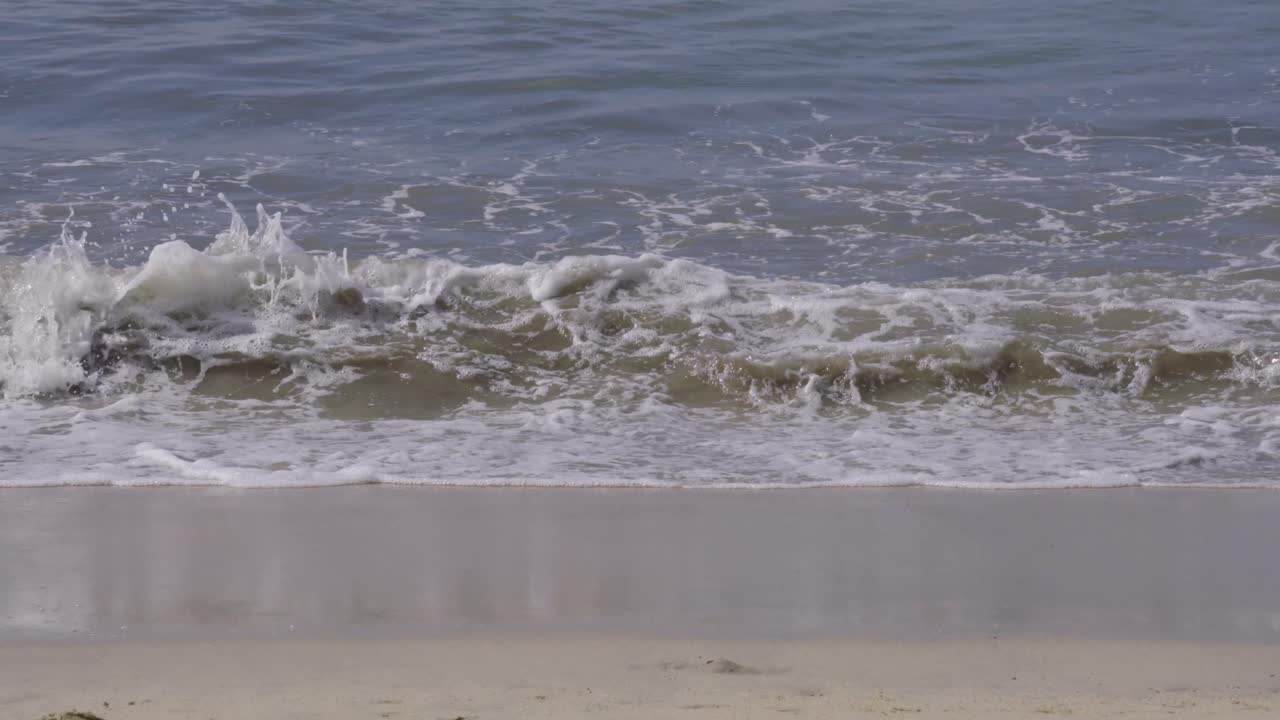 bucerías의 멕시코 해변에서 파도가 천천히 충돌합니다.