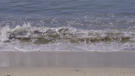 las olas rompen lentamente en la playa mexicana de bucerías