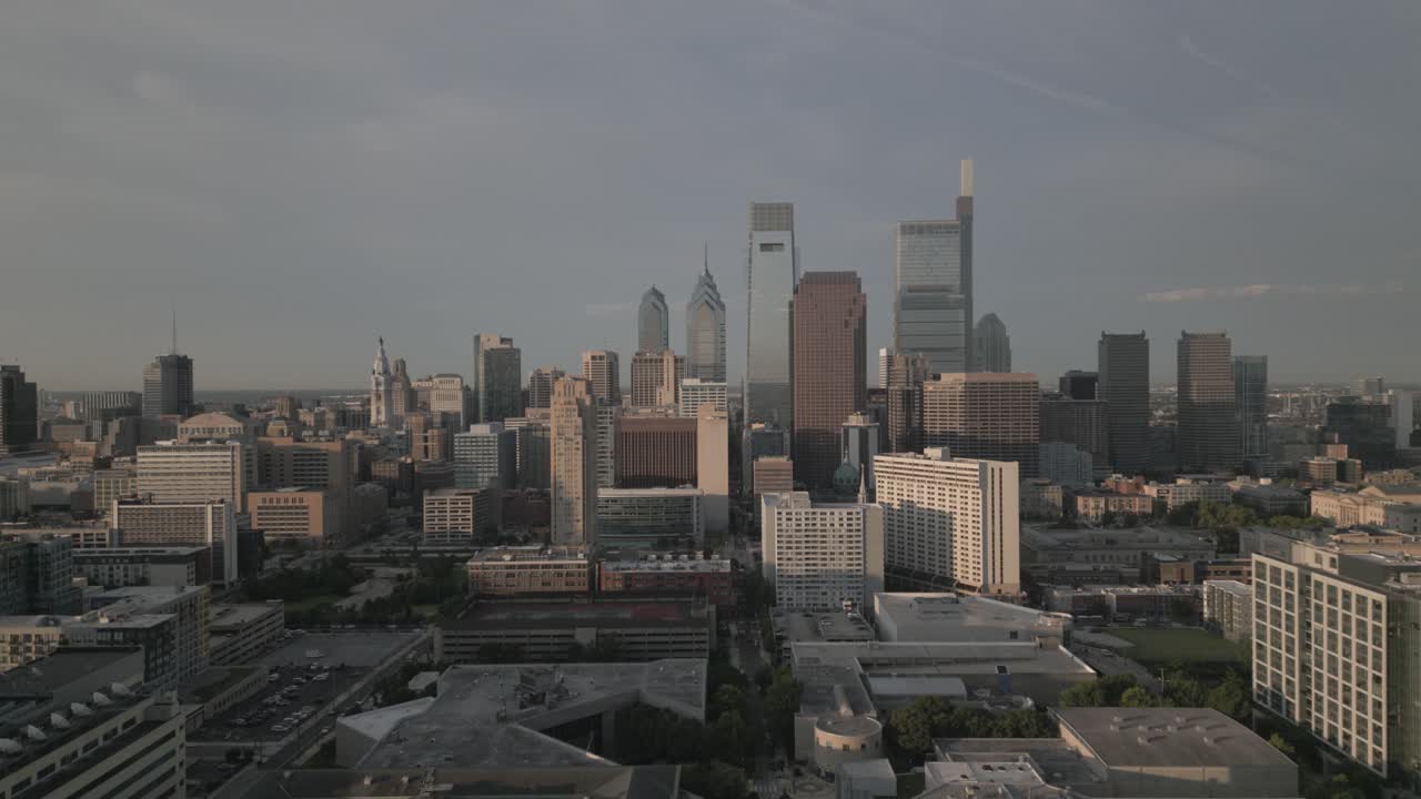 drone 4k se mueve por el horizonte de la ciudad de filadelfia, pa