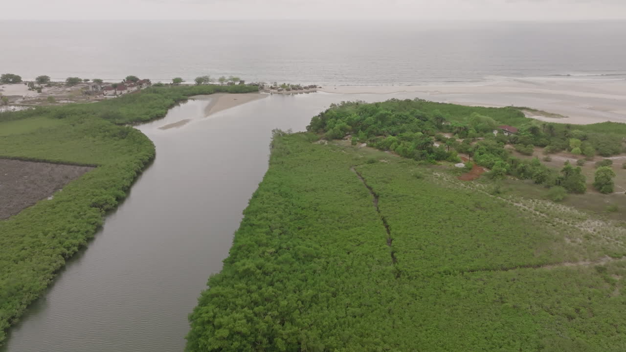 sobrevuelo aéreo de un río que desemboca en el océano por la playa número 2 en sierra leona áfrica