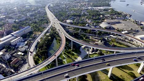 vista aérea de la concurrida autopista de bangkok tomada por la tarde