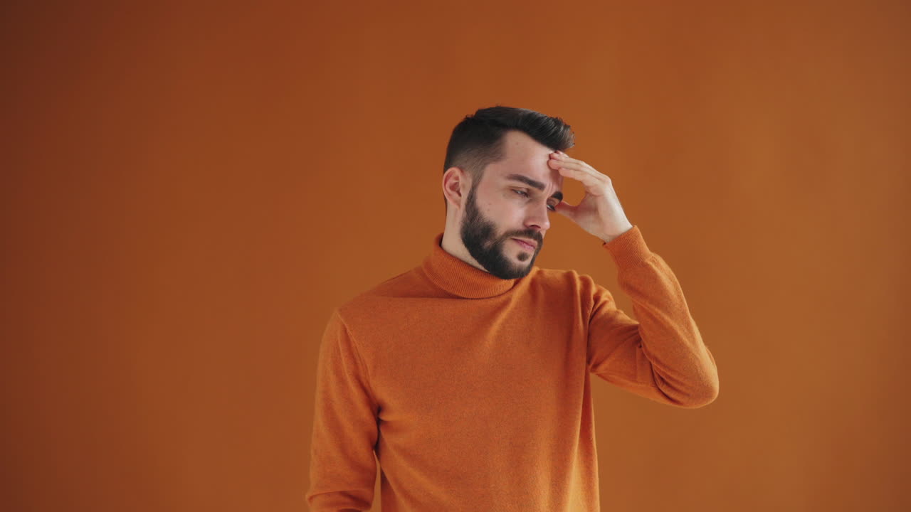 hombre con dolor de cabeza