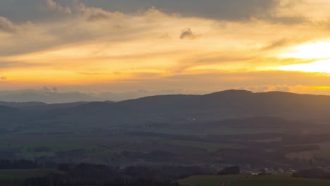 Lapso-De-Tiempo-Panorámico-De-Las-Montañas-Karkonosze,-Durante-Una-Puesta-De-Sol-Nublada-Y-Con-Niebla