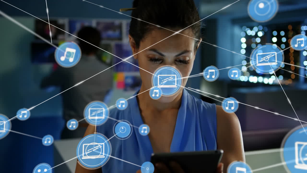 animación de iconos de los medios sobre una mujer de negocios biracial usando una tableta