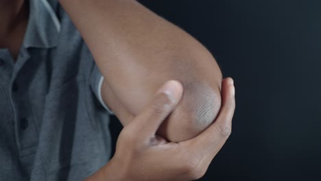 팔꿈치를 확인하는 사람의 클로즈업