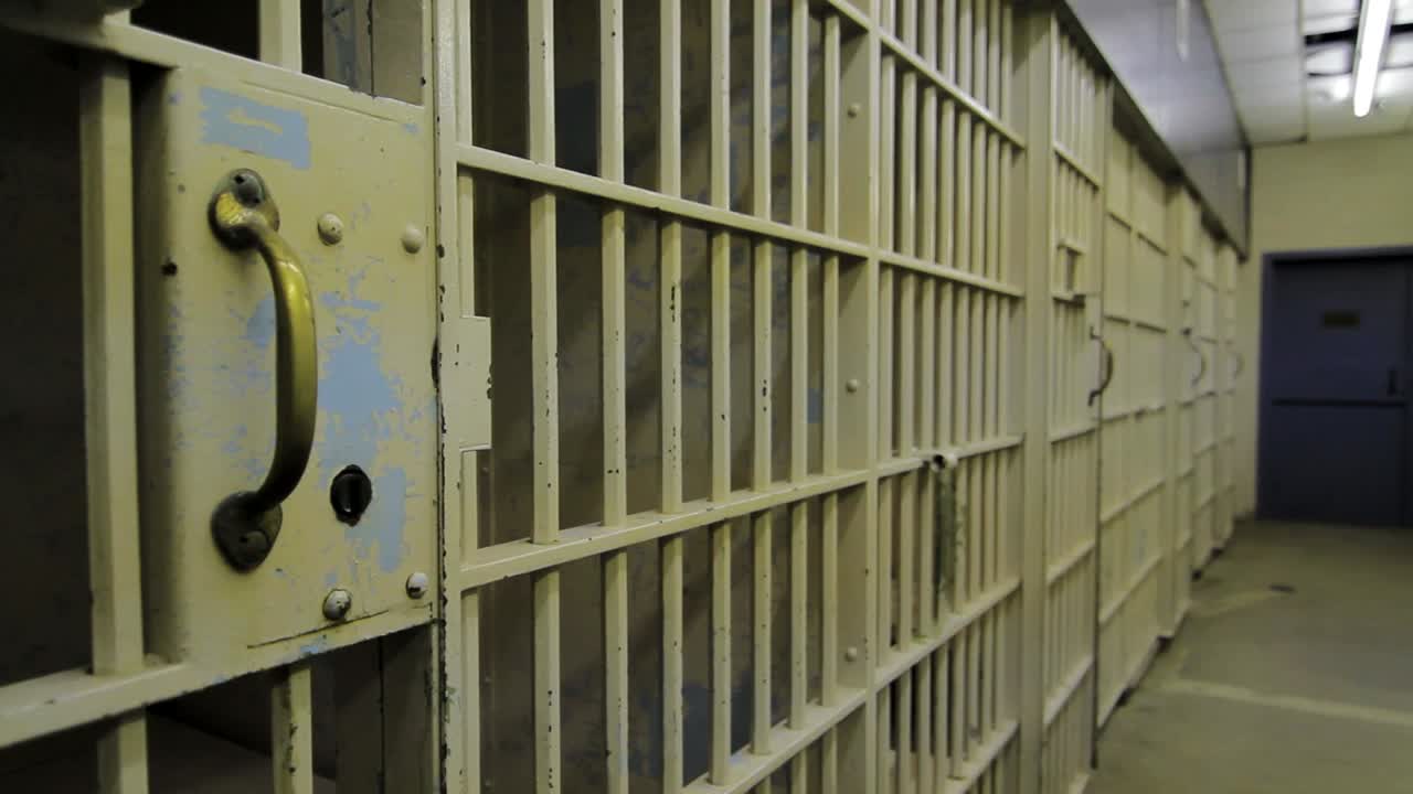 jaulas de cárcel de corredor largo pan lento