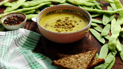 Green-pea-cream-soup-in-grey-bowl